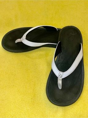 OluKai Kūlapa Kai Women's Beach Sandals White Black Size 8